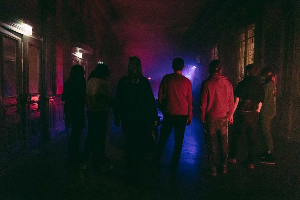 des joueurs d'escape game autour des personnages