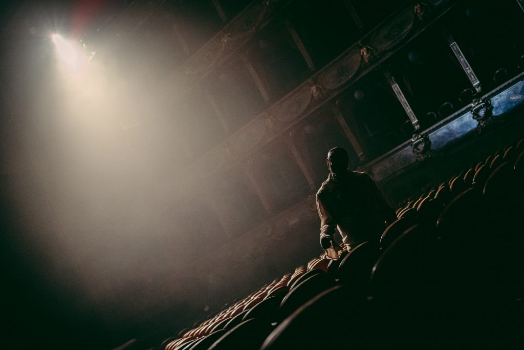 un comédien horreur au milieu de l'opéra de nice