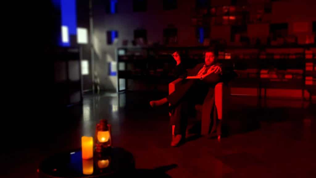 chantemonde le conteur dans une bibliothèque devant les spectateurs