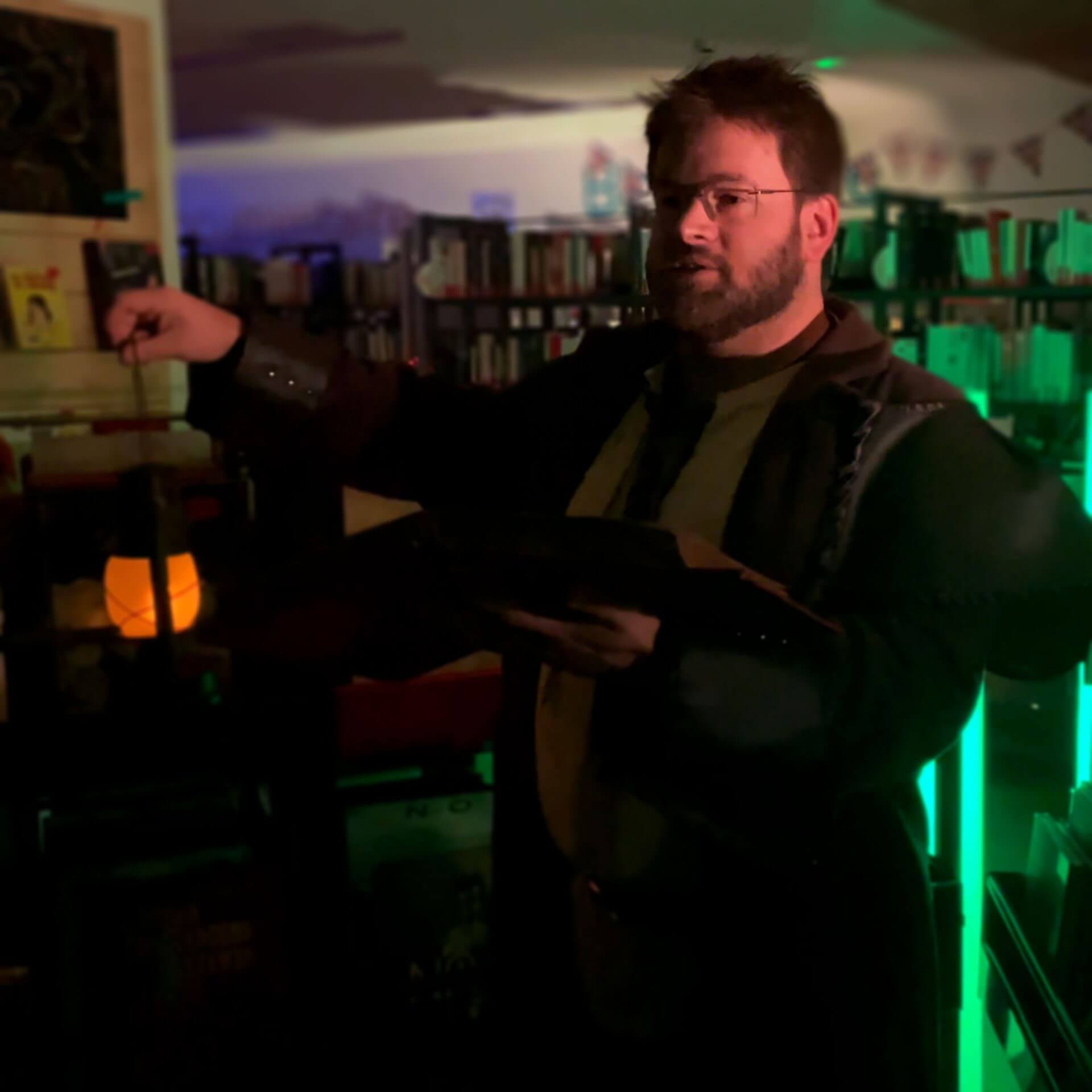 le comédien conteur dans une bibliothèque pour le conte immersif chantemonde