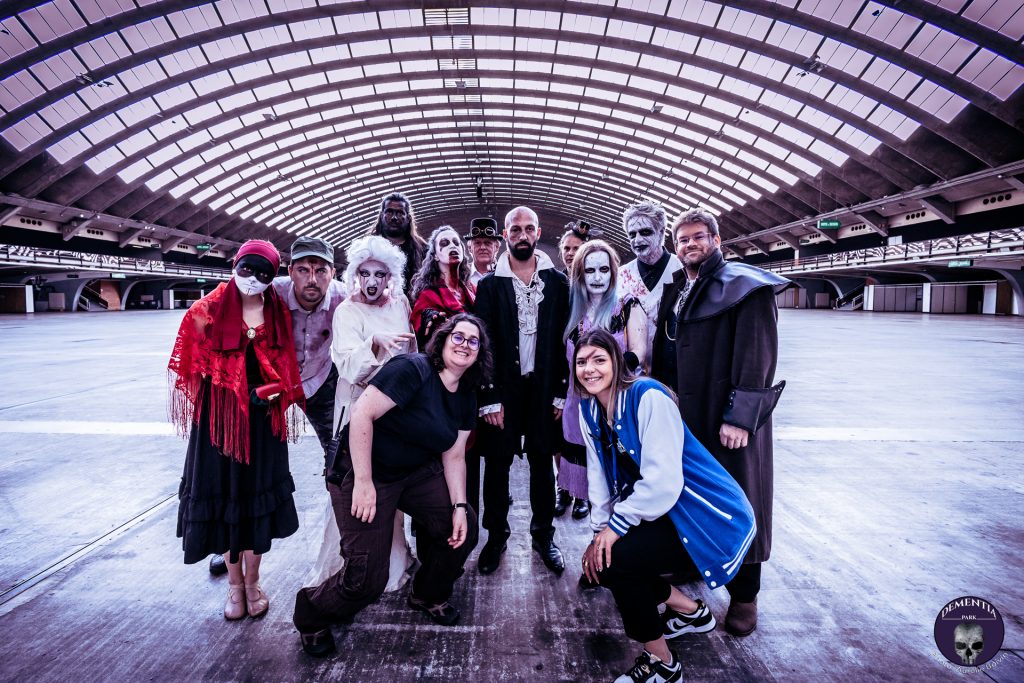 l'équipe d'halloween 2022 de la villa des légendes avec tous les monstres