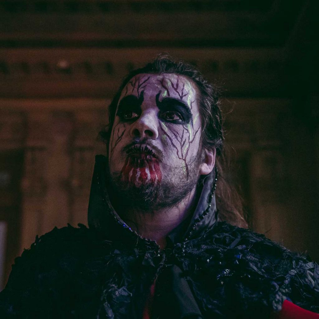 dracula regardant en l'air à l'opéra de nice