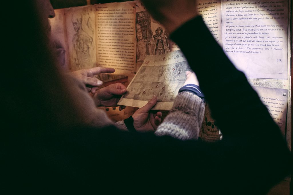 Des joueurs tentent de résoudre les énigmes de Dracula à l'Opéra de Nice