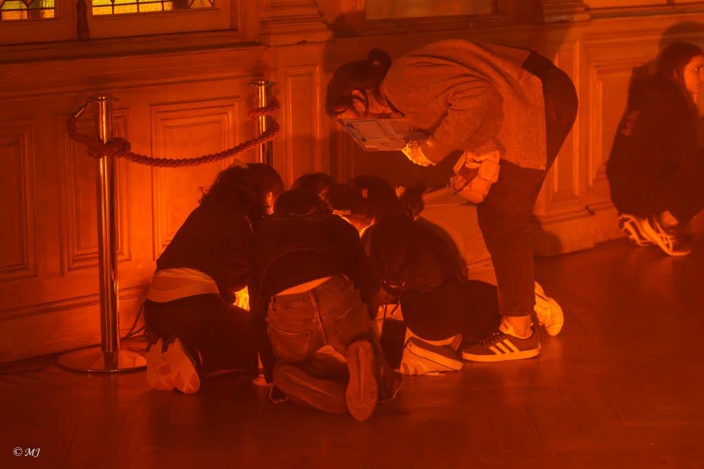 des joueurs enfants qui tentent de résoudre une énigme