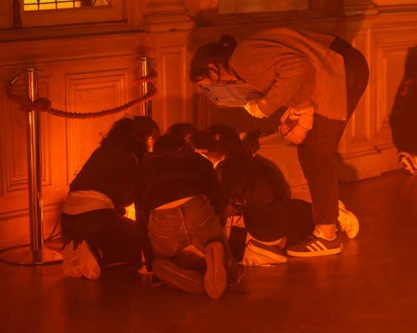 des joueurs enfants qui tentent de résoudre une énigme