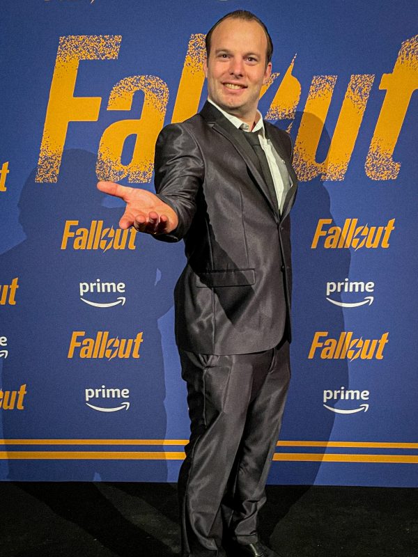 Adrien Brusorio comme présentateur Vault-tec à l'immersion Falltou