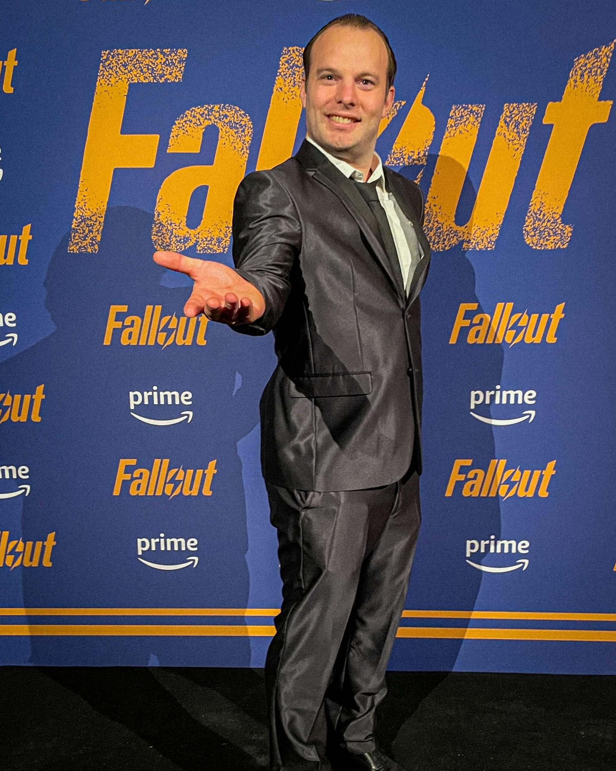 Adrien Brusorio comme présentateur Vault-tec à l'immersion Falltou